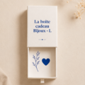Boîte cadeau à bijoux en bois élégante avec un couvercle décoratif.