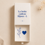 Boîte cadeau à bijoux en bois élégante avec un couvercle décoratif.
