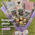 Un bouquet de cartes-cadeaux colorées disposé dans un vase, prêt à être offert à un proche.