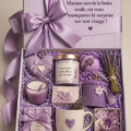 Cadeau soigneusement emballé pour une maman heureuse, prêt à être ouvert.