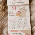 Un joli cadeau fait main sur une table, symbole d'amour et de créativité.