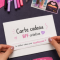Carte cadeau créative faite main pour un BFF, couleurs vives et motifs personnalisés.