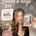 Un globe en neige fait maison avec des éléments décoratifs festifs.