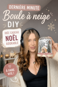 Un globe en neige fait maison avec des éléments décoratifs festifs.