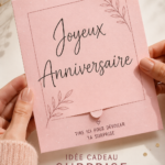 Un cadeau surprise fait main joliment emballé sur une table.