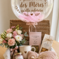 Panier cadeau coloré pour la fête des mères rempli de douceurs et de petits trésors