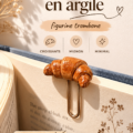 Marque-page en argile en forme de croissant coloré, posé sur une pile de livres.