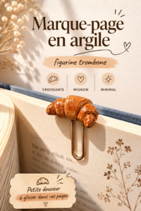 Marque-page en argile en forme de croissant coloré, posé sur une pile de livres.