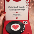 Carte romantique en vinyle faite main, décorée de cœurs.