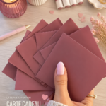 Une sélection de cartes cadeaux adorables sur une table en bois.