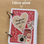 Exemple de cartes cadeaux DIY colorées et personnalisées sur une table.