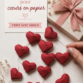 Cœurs en papier colorés disposés sur une table en bois, prêts à être offerts.