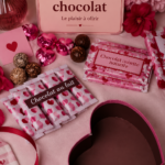 Coffret de chocolats raffinés sur une table en bois