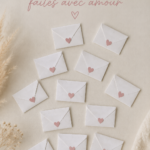 Un assortiment de cadeaux DIY colorés sur une table en bois