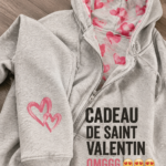 Un cadeau romantique soigneusement emballé pour la Saint-Valentin.