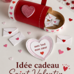 Un ensemble de cadeaux mignons faits maison pour la Saint-Valentin sur une table, mettant en avant des créations artisanales.