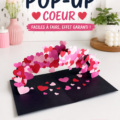 Une carte pop-up colorée ouverte, illustrant un joli motif floral.