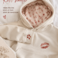 Hoodie Kiss stylé porté par une femme, représentant la culture rock