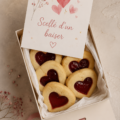 Une femme souriante tenant une lettre d'amour écrite à la main, pleine de sentiments.