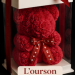 Un ourson de roses de 25 cm posé sur une table, illustrant un cadeau idéal.