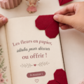 Roses en papier colorées présentées dans un vase élégant.