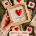 Un couple heureux célébrant la Saint-Valentin ensemble, entouré de fleurs et de bougies.