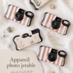 Appareil photo jetable posé sur une table décorée lors d'un mariage