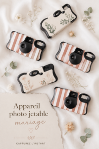 Appareil photo jetable posé sur une table décorée lors d'un mariage