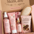 Box beauté ouverte avec divers produits de soins pour la peau.