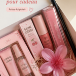 Cadeau soigneusement emballé pour une amie, représentant l'amitié