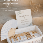 Sélection de cadeaux d'invités originaux sur une table de fête.