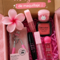 Une cajita de maquillage en bois chic et coloré avec des produits de beauté bien organisés.