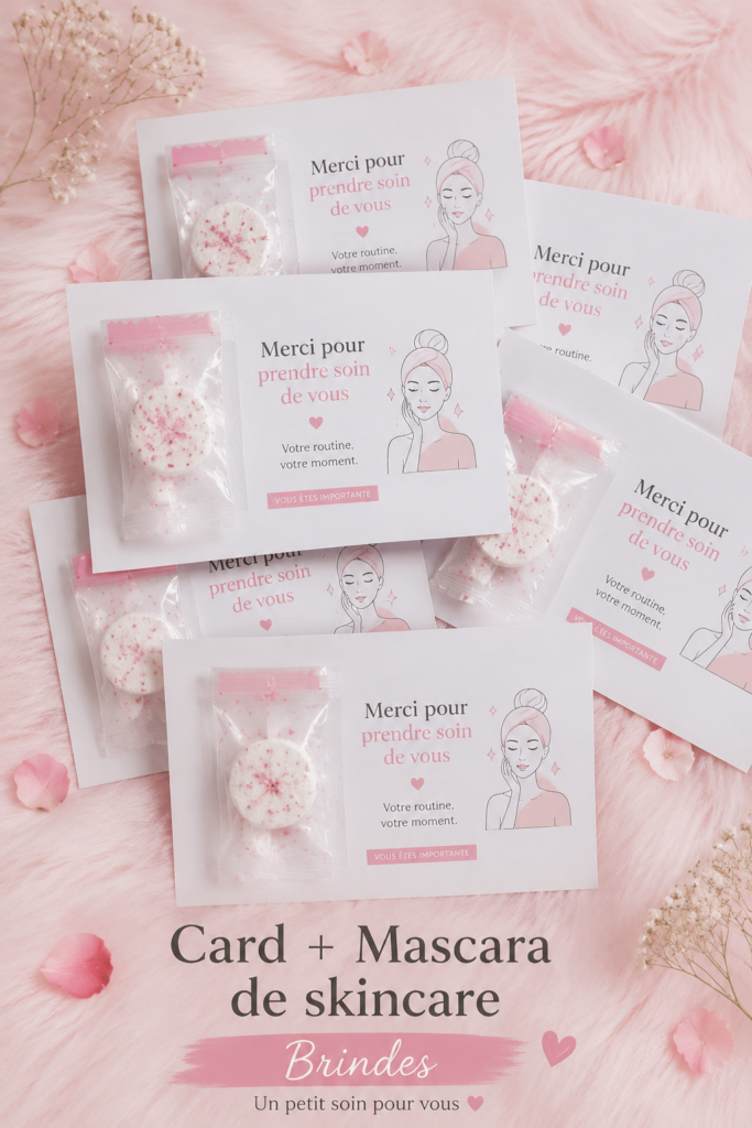 Femme appliquant du mascara tout en tenant une carte de soins personnalisée