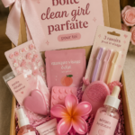 Image d'une femme présentant sa Clean Girl Box avec des produits de beauté minimalistes.