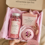 Coffret de soins naturels pour un spa maison avec crème, huile et gommage