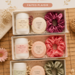 Un cadeau joliment emballé avec un papier recyclable et un nœud élégant.