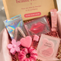 Une boîte cadeau beauté rose pétant remplie de produits de beauté