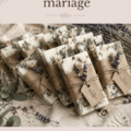 Exemple de cadeaux invités de mariage personnalisés disposés sur une table