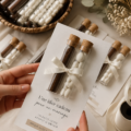 Cadeaux de mariage présentés de manière chaleureuse et pratique
