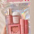 Une trousse de maquillage ouverte contenant des essentiels de beauté