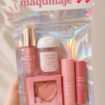 Une trousse de maquillage ouverte contenant des essentiels de beauté