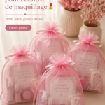 Femme utilisant un kit de retouche maquillage dans un miroir, montrant l'importance d'avoir des produits à portée de main.