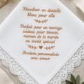 Mouchoir en dentelle blanc personnalisé, idéal pour les mariages et les événements spéciaux.