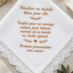Mouchoir en dentelle blanc personnalisé, idéal pour les mariages et les événements spéciaux.
