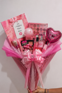 Femme souriante offrant un cadeau lumineux à une amie