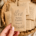 Sachets de graines colorés présentés sur une table de mariage.