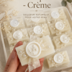 Savon perla et sa crème sur une table en bois, symbole de soins naturels