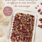 Des savons fleuris en préparation, idéaux comme cadeaux de mariage