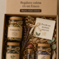 Box bien-être avec des produits apaisants sur une table en bois