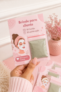Cadeaux clients avec sachets de terre et cartes personnalisées, une idée originale.